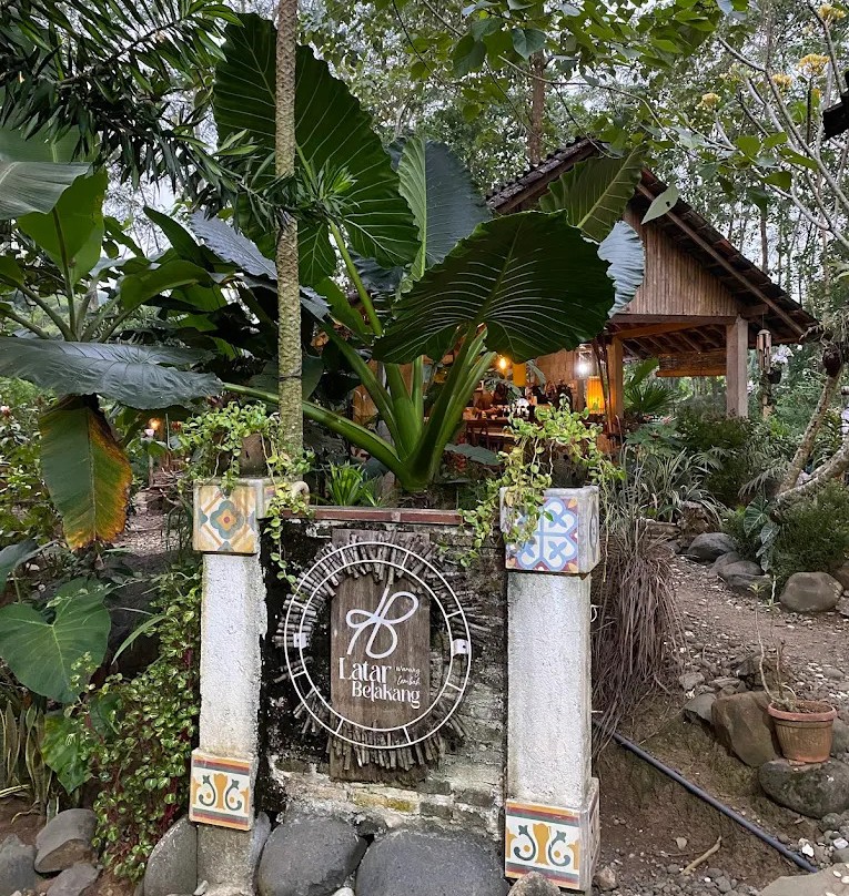 Ada Cafe di Tengah Lembah Gunungpati! Latar Belakang Warung Lembah Punya Vibes Pedesaan